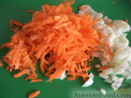 Болгарский перец, фаршированный рисом и грибами: Очистить, вымыть лук и морковь. Лук нарезать кубиками, морковь натереть на крупной терке.