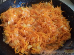 Болгарский перец, фаршированный рисом и грибами: Разогреть сковороду, влить растительное масло. В горячее масло выложить лук, грибы и морковь. Тушить все, помешивая, на среднем огне (3-4 минуты).