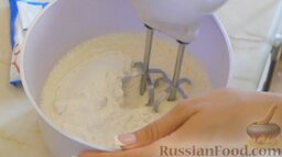 Бисквитный торт со сливочно-белковым кремом: В массу добавим муку и разрыхлитель. Перемешиваем миксером, тесто должно получиться воздушным.