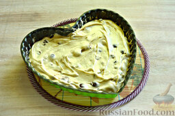 Вишневый кекс с изюмом: Подходящую форму смазываем кусочком маргарина и присыпаем панировочными сухарями. Выливаем тесто для кекса в форму.