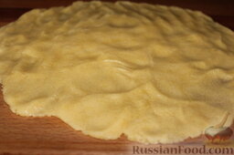 Пирожные "Корзиночки" с вишней и клубникой: Охлажденное в течение 1 часа тесто раскатать в пласт, толщиной 0,5 см.