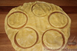 Пирожные "Корзиночки" с вишней и клубникой: Вырезать круглые лепешки (например, стаканом).
