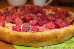 Пирог с малиной: Предложить пирог со свежей  малиной гостям в качестве десерта.