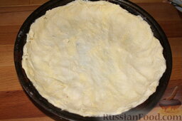 Пирог с малиной: Тесто раскатать и выложить в форму, поставить в холодильник на 40 минут (форму можно не смазывать, но на дно желательно постелить пергамент).