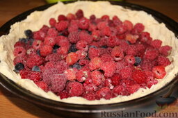 Пирог с малиной: В форму с охлажденным тестом положить ягоды малины, оставив немного для украшения.