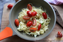 Паста с цветной капустой и белым соусом: Соединяем в сковороде цветную капусту, спагетти и томаты.
