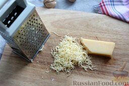 Паста с цветной капустой и белым соусом: Натираем сыр на мелкой терке, посыпаем пасту. Возвращаем на плиту на слабый огонь - не более 2 мин.