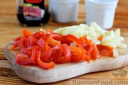 Салат с куриным филе, стручковой фасолью и сладким перцем: Болгарский перец очистить от семян и перегородок, накрошить соломкой.