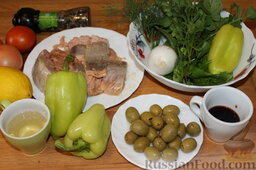 Теплый салат с болгарским перцем, лососем и рукколой: Подготовить продукты для теплого салата с болгарским перцем: помыть все овощи и почистить лосось.