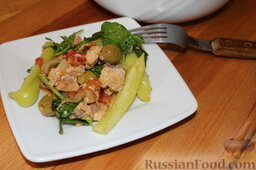 Теплый салат с болгарским перцем, лососем и рукколой: Подавайте теплый салат с болгарским перцем к столу и приглашайте всех попробовать!