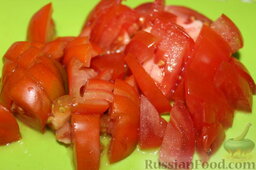 Теплый салат с болгарским перцем, лососем и рукколой: Порезать помидоры.