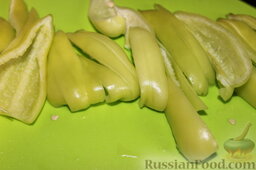 Теплый салат с болгарским перцем, лососем и рукколой: Болгарский перец порезать треугольниками, предварительно удалив семена и плодоножку.