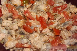 Теплый салат с болгарским перцем, лососем и рукколой: Обжаривать лук с рыбой минут 7, затем добавить к рыбе помидоры, перемешать и обжаривать еще 3 минуты.