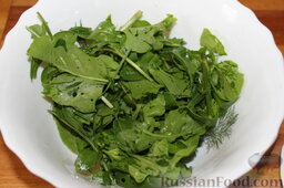 Теплый салат с болгарским перцем, лососем и рукколой: Рукколу и укроп порвать руками на куски.