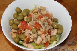 Теплый салат с болгарским перцем, лососем и рукколой: Сверху на зелень выложить болгарский перец и рыбу с луком и помидорами. Добавить оливки.