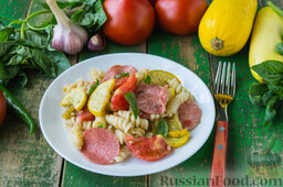 Теплый салат из пасты, с колбасой, помидорами и цуккини: Приятного аппетита!