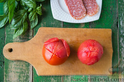 Теплый салат из пасты, с колбасой, помидорами и цуккини: Опустим подготовленные помидоры в кипяток на 30 секунд. Аккуратно очистим помидоры от кожуры.