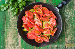 Теплый салат из пасты, с колбасой, помидорами и цуккини: Когда цуккини обжарятся, добавим к ним дольки помидоров. Обжарим все вместе 1 минуту.