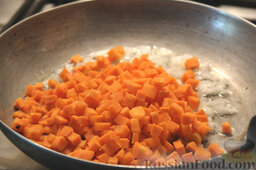 Салат с цветной капустой, орехами и грибами: Морковь нарезаем кубиками. Всыпаем кубики моркови в обжаренный лук.