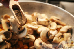 Салат с цветной капустой, орехами и грибами: Добавляем черный перец, солим грибы с луком и морковью.