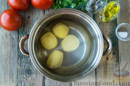 Салат с помидорами, картофелем, сыром и сухариками: Как приготовить салат из помидоров с картофелем и сыром:    Картофель очистим и отварим до мягкости на небольшом огне (около 20 минут).