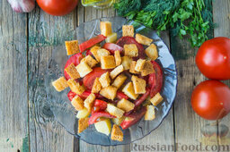 Салат с помидорами, картофелем, сыром и сухариками: Сверху выложим золотистые сухарики.