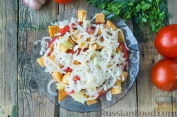 Салат с помидорами, картофелем, сыром и сухариками: Затем добавим маринованный лук, процеженный от жидкости.