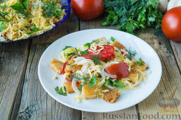Салат с помидорами, картофелем, сыром и сухариками: Подавать картофельный салат с сухариками сразу же после приготовления.