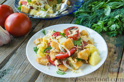 Салат с помидорами, картофелем, сыром и сухариками: Приятного аппетита!