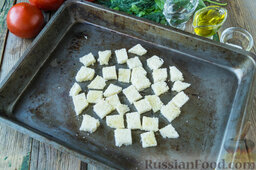 Салат с помидорами, картофелем, сыром и сухариками: С хлеба срежем корочки. Порежем его крупными кубиками, переложим на противень, сбрызнем оливковым маслом.  Запечем кусочки хлеба до золотистого цвета в разогретой до 180 градусов духовке, минут 20 (один раз можно перемешать сухарики).