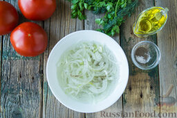 Салат с помидорами, картофелем, сыром и сухариками: Лук почистим, порежем тонкими полукольцами. Переложим в пиалу, поперчим и зальем смесью из уксуса и очищенной воды, соединенных в равных пропорциях. Оставим лук мариноваться на 15 минут, можно больше.