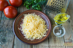Салат с помидорами, картофелем, сыром и сухариками: Твердый сыр крупно натрем.