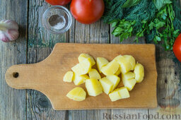 Салат с помидорами, картофелем, сыром и сухариками: Остудим вареный картофель и порежем на крупные кусочки произвольной формы.