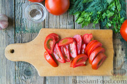 Салат с помидорами, картофелем, сыром и сухариками: Помидоры порежем крупными дольками.
