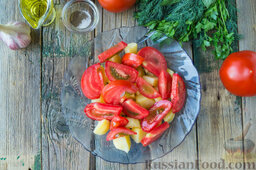 Салат с помидорами, картофелем, сыром и сухариками: Добавим их в салатник.