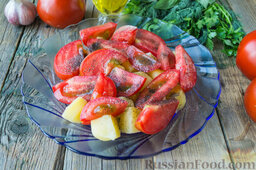 Салат с помидорами, картофелем, сыром и сухариками: Немного посолим и приправим перцем овощи.
