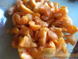 Шарлотка с абрикосами (в мультиварке): Абрикосы вымыть, очистить от косточек, нарезать кусочками.