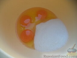Шарлотка с абрикосами (в мультиварке): В миску вбить яйца, добавить сахар.