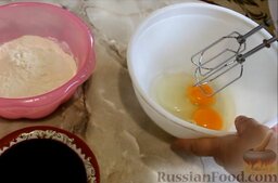 Блины вишневые: Как приготовить вишневые блины:    В миску вбить яйца и взбить миксером.