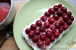 Пирог "Вишневое полено" с творожным кремом: Затем ягоды заливаем остуженным вишневым сиропом с агар-агаром.