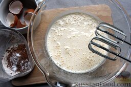 Пирог "Вишневое полено" с творожным кремом: Во взбитую сахарно-яичную смесь просеиваем муку, смешанную с какао и разрыхлителем.