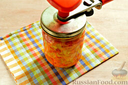 Овощной салат с помидорами (на зиму): Закручиваем салат при помощи специального ключа для консервации