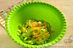 Овощной салат с помидорами (на зиму): Подбираем подходящую миску, в которую будем складывать измельченные овощные ингредиенты. Начинаем со сладкого перца. Его нарезаем в форме соломки.