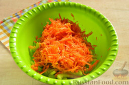 Овощной салат с помидорами (на зиму): А вот морковку мы измельчим на терке с крупными ячейками.