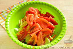Овощной салат с помидорами (на зиму): Помидоры нарежем на дольки.