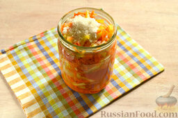 Овощной салат с помидорами (на зиму): Не забываем положить специи: соль и сахарный песок.