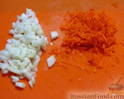 Грибной паштет с кабачками и творожным сыром: Лук также мелко порежьте, а морковь натрите на терке.