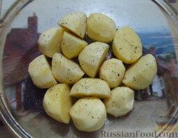 Картофель под сметанным соусом (в духовке): Картофель выложите одним слоем в жароустойчивую форму. Посыпьте солью и перцем.