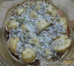 Картофель под сметанным соусом (в духовке): Когда картофель под сметанным соусом будет готов, достаньте его из духовки.