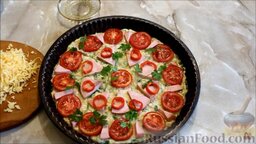 Пицца из кабачков, с колбасой и помидорами: Украсить пиццу из кабачков петрушкой и сверху на колбасу выложить острый перец.